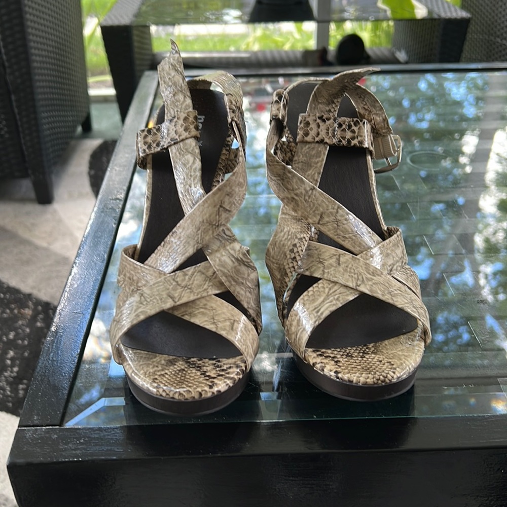 Nomi snake skin pattern wedge hill sandal size 9M